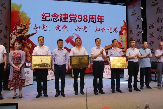 妹子自制奇葩冰糖葫芦，用辣条、黄瓜做的糖葫芦，你吃过吗？游戏画面