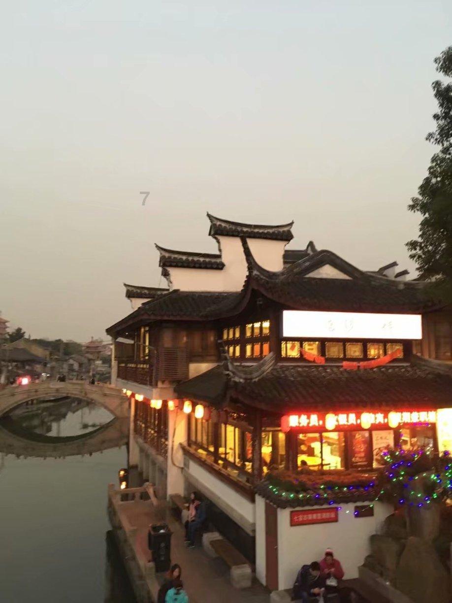 习近平同法国总统马克龙就中法建交60周年互致贺电